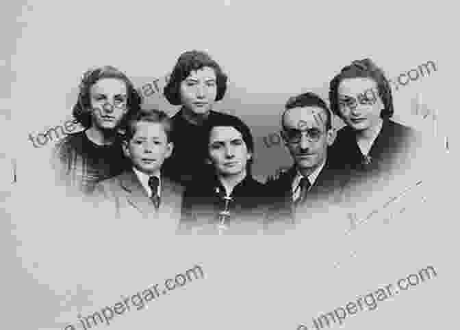 A Jewish Family Gathered For A Portrait In The 1930s The Life Of Jews In Poland Before The Holocaust: A Memoir